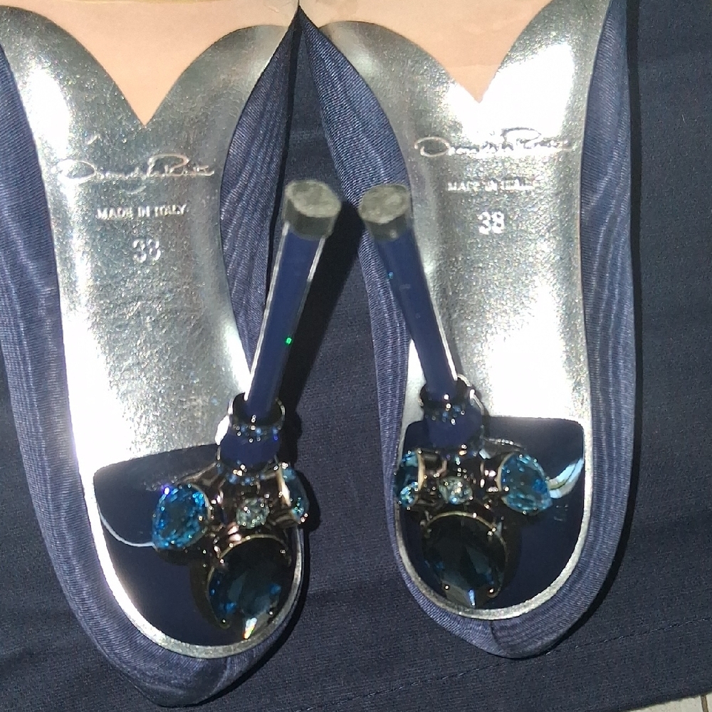 Oscar de la Renta Navy Heels - Picture 5 of 7